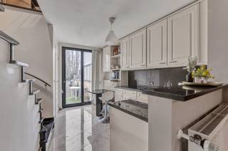 <p>Voor meer info of een bezoek, bel 053 59 49 33 - Op een strategische ligging aan de stadsrand van Ninove bevindt zich deze <strong>instapklare bel-étage</strong>. Winkels, scholen en openbaar vervoer bevinden zich op een steenworp, evenals de vlotte verbindingswegen richting Aalst, Brussel en Halle. <strong>Uitstekende energiescore label B!</strong> De woning werd <strong>in 2000 grondig vernieuwd via een vernieuwbouwproject </strong>en omgevormd tot deze statige en degelijke bel-étage. Op het gelijkvloers beschikt men over <strong>een ruime garage, een praktische berging/wasplaats en een gezellig tuintje</strong>. De eerste verdieping omvat<strong> een lichtrijke leefruimte</strong> met salon en eetplaats, aansluitend een open en kwalitatieve keuken. Verder bevindt zich op dit niveau een gastentoilet en heeft men toegang tot een aangenaam terras. Op de tweede verdieping bevindt zich <strong>een ruime nachthal waar momenteel een slaapkamer werd ingericht, die eventueel nog kan opgesplitst worden, een tweede slaapkamer</strong> en een badkamer. Daarnaast is er nog een zolder aanwezig waar bijkomend een extra kamer of polyvalente ruimte kan gecreëerd worden. De woning beschikt over<strong> centrale verwarming op aardgas met een vernieuwde verwarmingsketel</strong>, aluminium ramen met dubbele beglazing en een geïsoleerd dak. Dankzij de degelijke betonconstructie vormt dit pand een solide en instapklare woning op een gunstige ligging nabij het centrum van Ninove.</p>