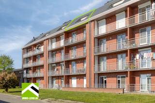 Dit prachtige appartement is gelegen op wandelafstand van Tongeren centrum. Het appartement beschikt over een ruim dakterras met een open uitzicht.<br /><br />De woonst is ingericht met een open leefruimte met keuken en groot raam naar het gezellig dakterras.<br />Verder is er 1 slaapkamer en de badkamer met toilet en douche.<br />Het dakterras heeft aan weerzijde een praktische bergruimte.<br />In het kelderverdiep is er een grote kelder inbegrepen.<br /><br />Ideaal appartement voor een alleenstaande of een koppel. Met een EPC-waarde van 134 en het energielabel B kan je genieten van lage energiekosten.<br /><br />De oriëntatie van het terras is zuidoost, waardoor je de hele dag door kunt genieten van de zon. <br /><br />Te voet naar het centrum doe je in enkele minuten, waardoor je snel bij supermarkten, horeca en andere voorzieningen bent.<br /><br />Interesse? Plan dan snel een bezoek door te bellen naar 012 23 00 23 of stel je vragen aan roland@immo-leroi.be.
