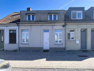 Bent u op zoek naar een gezellige woning op een toplocatie? Deze charmante stadswoning uit 1900 in het centrum van Deinze is een echte buitenkans. Gelegen in de Kattestraat woont u hier nabij scholen, winkels, openbaar vervoer en op slechts 10 minuten wandelen van het recreatiedomein De Brielmeersen.De woning onderscheidt zich door verschillende recente vernieuwingen. In 2016 werd het volledige dak vernieuwd, waarbij ook de nodige isolatie en nieuwe dakpannen werden geplaatst. Recent, in 2026, werd een nieuwe badkamer geïnstalleerd. Daarnaast is de gevel fris geschilderd en het terras netjes aangelegd.Bij het betreden van de woning komt u in de lichtrijke leefruimte. De aanwezige gaskachel zorgt hier voor een efficiënte en gezellige verwarming. De aansluitende ruimtes zijn praktisch ingedeeld, waardoor de 100 m² aan bewoonbare oppervlakte optimaal wordt benut. Op de eerste verdieping bevinden zich twee slaapkamers en een dressing.Kortom, of u nu zoekt naar een nieuwe thuis voor uzelf of een waardevaste investering, deze woning, vinkt alle vakjes af.De eigendom wordt aangeboden via de Pre-sale formule. Op 13/05/2026 tussen 16:00 en 18:00 kan u de woning op afspraak komen bezichtigen en een bod uitbrengen. De vermelde prijs is een instelprijs. Voor meer info, gelieve contact op te nemen met de dossierverantwoordelijke.Bestuursmaatregelen in het maatregelenregister: nee