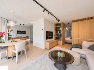 Deze exclusieve penthouse, met zijn uitzonderlijke breedte en riante terrassen, is ideaal gelegen op een toplocatie vlakbij de zee en de Lippenslaan. Het appartement beslaat een volledige verdieping en verwelkomt u via een inkomhal die uitgeeft op een ruime en lichtrijke leefruimte met open keuken. Vanuit deze leefruimte heeft u directe toegang tot het uitzonderlijk groot westgericht terras vooraan, waar u in alle rust en privacy kunt genieten. Verder beschikt het appartement over drie volwaardige slaapkamers, elk met toegang tot het terras achteraan. De master bedroom is voorzien van een ensuite badkamer. Daarnaast is er een aparte douchekamer, wat zorgt voor extra comfort. <br />De volledige renovatie was in 2023. Sindsdien werd het nauwelijks gebruikt dus alles ruikt nog naar nieuw.<br />Het appartement werd ook voorzien van ingebouwde airconditioning.<br /><br />Dit unieke en prachtige appartement werd met uitzonderlijke zorg en een verfijnd oog voor detail afgewerkt, waarbij hoogwaardige materialen en een harmonieuze afwerking centraal staan. Elk element werd doordacht gekozen om een gevoel van comfort, elegantie en tijdloze klasse te creëren. Bovendien geniet het appartement van een absolute toplocatie, waar rust, bereikbaarheid en een aangename leefomgeving perfect samenkomen.<br /><br />Kelderberging inbegrepen en mogelijkheid tot aankoop van een tandem (2) autostaanplaatsen in dezelfde residentie.<br />Stedenbouwkundig uittreksel en maatregelenregister in aanvraag.<br /><br />Aarzel niet om ons te contacteren voor meer info: tel.: 050 62 44 14 of via knokke@immax.be