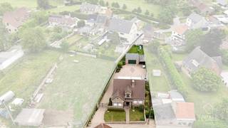 <p>In het charmante Kerksken, op een uiterst rustige locatie doch vlakbij de dorpskern en alle essentiële nutsvoorzieningen, bevindt zich deze robuuste en goed onderhouden open bebouwing. Met een royale bewoonbare oppervlakte van 339 m² biedt deze woning ruimte en comfort in overvloed.</p>
<p>Bij het betreden van de woning wordt u verwelkomd in de ruime inkomhal met prachtige trappenhal, een open leefruimte die naadloos overgaat in een lichtrijke en ruime leefveranda – een ideale plek om tot rust te komen met zicht op de gezellige binnenkoer. De praktisch geïnstalleerde keuken sluit mooi aan op een aparte wasplaats, wat het dagelijkse comfort ten goede komt.</p>
<p>De woning beschikt over vier bijzonder ruime slaapkamers, waarvan één op het gelijkvloers. Op verdiep treffen we de praktische badkamer met lavabomeubel/ligbad en douchecabine. De zolderruimte zorgt voor extra opslagmogelijkheden, en dankzij de volledige onderkeldering biedt deze woning nog talloze mogelijkheden voor hobby’s, opslag, enzovoort!</p>
<p>Buiten treft u een ruime en uitnodigende binnenkoer aan die uitnodigt tot gezellige momenten met familie of vrienden. Achteraan bevindt zich een functioneel bijgebouw/garage, met daarachter nog een extra stukje tuin voor wie graag tuiniert of gewoon van de rust wil genieten.</p>
<p>Tot slot zorgen maar liefst 21 zonnepanelen voor een energiezuinige en duurzame woonst.</p>
<p>Kortom, deze woning combineert ruimte, rust en praktische indeling op een ideale ligging in Kerksken. Dé ideale thuisbasis voor wie op zoek is naar comfort, duurzaamheid en een warme thuis.</p>
<p>Is uw interesse gewekt? Aarzel niet om contact op te nemen via info@localsvastgoed.be of via 054 23 53 83.</p>