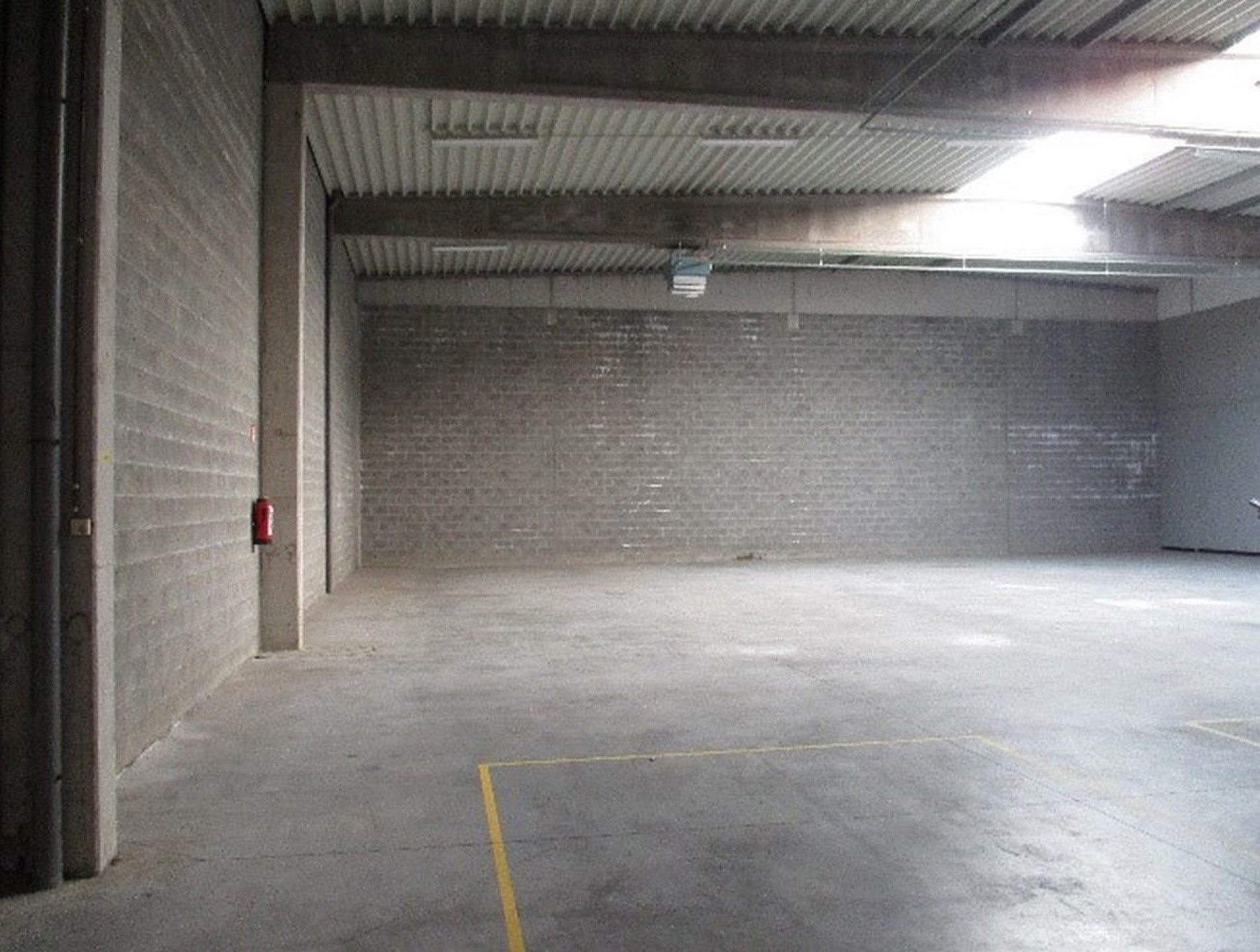 Magazijn 551m² met kantoorruimte 404m² te huur. - foto 3