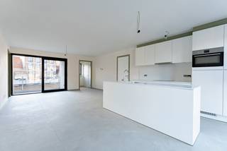 In het historisch stadscentrum van Brugge verrijst binnenkort het kleinschalig nieuwbouwproject Weylerhof. De locatie van het project is zeer goed, zo ben je in een mum van tijd op de ring van Brugge en is ook het commerciële centrum van Brugge te bereiken op wandelafstand. Ondanks de centrale ligging van Weylerhof is het zeer rustig gelegen en wordt het project omringd door heel wat groen en historische gebouwen.

De residentie omvat 11 appartementen met een mix van één-, twee- en drieslaapkamerappartementen. De bouwheer voorziet grote bewoonbare oppervlaktes en royale terrassen. Deze mooie ruimtes bieden een antwoord op het hedendaags comfort en de woonnoden. Zo werd er veel aandacht besteed aan de indeling, afwerking en oriëntatie van de appartementen. Alle terrassen hebben een zuid - of een westoriëntatie waardoor er maximale lichtinval is in de appartementen. Op vlak van afwerking zijn er mooie budgetten voorzien voor vloeren, keuken, sanitair, etc... Alle appartementen worden standaard verwarmd met vloerverwarming. Naast de 11 appartementen zijn er ook privatieve bergingen op het gelijkvloers en garageboxen op de kelderverdieping.

Ben je op zoek naar een nieuwe permanente woonst of investering pal in het centrum van Brugge? Contacteer ons voor meer info via 050 70 81 74 of op hello@keyimmo.be