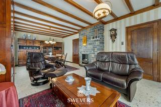 Interesse? Meer informatie op www.SWEVERS.be. - Deze vrijstaande gezinswoning in de Klokstraat 25 in Boekt ligt in een rustige doodlopende straat op een ruim perceel van 15a 84ca. De woning werd gebouwd in 1967 en is doorheen de jaren goed onderhouden, met onder andere vernieuwde ramen (2004) en een nieuw overzetdak (2015). Met een bewoonbare oppervlakte van 174 m² biedt het huis mogelijkheden om het interieur naar eigen smaak te moderniseren.<br /><br />Op het gelijkvloers bevinden zich een lichtrijke woonkamer, een ruime keuken met eetkamer en een veranda met uitzicht op de westelijk georiënteerde, zonnige tuin die grenst aan woonpark Kayenberg. De woning telt vier slaapkamers en twee badkamers, waarvan één slaapkamer met badkamer op het gelijkvloers (gerealiseerd in 2017).<br /><br />Verder beschikt de woning over een ruime kelder van 82 m², een garage en twee opritten. De ligging in de levendige buurt Boekt is ideaal voor gezinnen, met scholen, winkels en ontspanning op wandelafstand en een snelle verbinding met de E314. Daarnaast liggen verschillende natuurgebieden vlakbij. Bel ons vandaag nog voor een persoonlijke rondleiding. Wij van Swevers Real Estate helpen je maar al te graag verder. tel. 011 255 155. Bron bewoonbare oppervlakte: EPC-verslag.