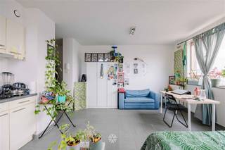 <p><span>GENT - Op zoek naar een</span><span> Instapklare studio met veel lichtinval aan het Gent-Sint-Pietersstation te koop?</span></p><p><span> </span></p><p><span>De belangrijkste troeven in een notendop: <br /><br /></span></p><ul><li><span>Gelegen op toplocatie </span><span>nabij Station Gent-Sint-Pieters</span></li><li><span>Uitermate goed bereikbaar, doch in groen binnengebied</span></li><li><span>Ideaal zowel voor eigen bewoning alsook investering of voor studerende kinderen</span></li><li><span>Energiezuinig</span><span> </span></li><li><span>Nabij handelszaken, scholen en openbaar vervoer</span></li><li><span>Instapklaar en goed onderhouden</span></li><li><span>Lage gemeenschappelijke kosten</span></li><li><span>Overvloed aan natuurlijke lichtinval</span></li></ul><p><span> </span></p><p><span>Zo ziet de indeling eruit:</span></p><p><span>Inkomhal, apart toilet, berging,</span><span> leefruimte, open keuken met veel lichtinval en badkamer met ligbad.</span></p><p><span> </span></p><p><span>Belangrijk:</span></p><p><span>Richtprijs 235.000 EUR</span></p><p><span>EPC:  180 kWh/(m² jaar)</span></p><p><span> </span></p><p><span>Neem contact op met Axel Lenaerts makelaars voor verdere info of een bezoek ter plaatse: 09 245 24 24 of <span>hannelore@axellenaerts.be</span></span></p><p><span> </span></p><p><span> </span></p>