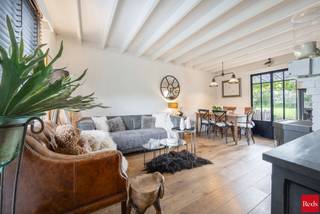 <p><span>Bij het betreden van deze charmante woning ervaart u meteen een heerlijk vakantiegevoel, omringd door groen en rust. De ruime inkomhal leidt u naar de leefruimte met woon- en eetkamer. Hier geniet u van een prachtig en uniek uitzicht op de fraai aangelegde tuin en de achterliggende weilanden, wat zorgt voor een uitzonderlijke natuurbeleving en een gevoel van totale rust.</span></p>
<p><span>De leefruimte wordt verwarmd door een gezellige gaskachel en sluit aan op de open, functioneel ingerichte keuken. Aansluitend bevindt zich een praktische berg- en wasplaats met directe toegang tot de tuin. Vanuit de keuken bereikt u eveneens de badkamer, uitgerust met een inloopdouche, toilet en lavabomeubel.</span></p>
<p><span>Verder beschikt de woning over een comfortabele slaapkamer met zicht op het omliggende groen.</span></p>
<p><span>De ligging vormt zonder twijfel één van de grootste troeven van deze eigendom. U geniet hier van rust, privacy en een groene omgeving, terwijl het centrum van Schilde en alle nodige voorzieningen zich op korte afstand bevinden.</span></p>
<p><span>Deze woning is gelegen in recreatiegebied en wordt aangeboden als investeringseigendom. De aankoop kan desgewenst gebeuren via een lijfrenteformule.<br /><br />Neem gerust contact op met Kato via kato@reds.be of +32 3 227 58 58 voor meer informatie of een bezoek ter plaatse.<br /></span></p>
