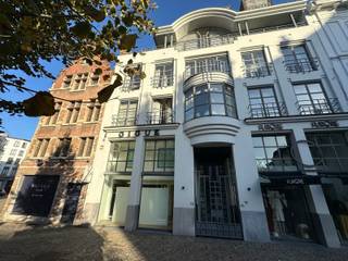 Deze commerciële ruimte bevindt zich op een absolute toplocatie, in de onmiddellijke nabijheid van prestigieuze merken zoals Chanel, Louis Vuitton, Delvaux, Longchamp en Ralph Lauren.
Dankzij de strategische ligging aan het plein voor de Bourla Schouwburg geniet het pand van een uitstekende zichtbaarheid voor verkeer uit de Leopoldstraat. Ook passanten uit de vernieuwde Schuttershofstraat vinden hun weg naar dit gezellige plein..
Het pand is momenteel ingericht als kledingzaak en beschikt over kledingrekken, drie paskamers, een kitchenette en een toilet, maar leent zich ook perfect tot een andere commerciële invulling. De parketvloer, verlichting, airco (inverter) en het alarmsysteem zijn aanwezig — het pand is dus volledig instapklaar.
Mits toestemming van de stad kan er een terras geplaatst worden voor het pand.
👉 Te huur als pop-up voor een periode van maximum 1 jaar.
✅ Commerciële triple-A ligging
✅ Omgeven door luxe merken
✅ Instapklaar en onmiddellijk beschikbaar
Contacteer me voor meer info of een bezichtiging ter plaatse: info@tensenvastgoed.be (tot 19/7 enkel via mail bereikbaar).