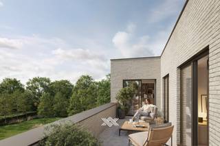 Dit appartement van 151 m² met 4 slaapkamers is verdeeld over 3 bouwlagen en vlot bereikbaar via de lift. Het beschikt op het gelijkvloers over een inkomhal, een apart toilet en een een bureel, slaapkamer of hobbyruimte. De verdiepingen zijn toegankelijk via de interne trap in het appartement én met de lift in de circulatiehal. De 1ste verdieping is voorzien van een slaapkamer met badkamer voorzien van een toilet, lavabo en inloopdouche. De 2de verdieping, eveneens te bereiken met de trap of lift, is voorzien van een inkomhal met vestiairehoek, een  apart toilet, een lichtrijke eet- en leefruimte, een open keuken, een praktische berging en een hal met voorzieningen voor de wasmachine en droogkast. De leefruimte heeft toegang tot het westelijk georiënteerd terras van 9 m². Verder is deze verdieping voorzien van 2 slaapkamers, waarvan één met toegang tot het terras, en een badkamer voorzien van een dubbele lavabo en inloopdouche. <br /><br />De residentie ligt discreet in de tweede bouwlijn, weg van de straat en omgeven door een groene tuin. In de buurt vind je alles wat je dagelijks nodig hebt: supermarkten, buurtwinkels, scholen en mogelijkheden om te sporten of te ontspannen. <br /><br />Het appartement uitgerust met vloerverwarming met een eigen lucht-water warmtepomp en een ventilatiesysteem D met warmterecuperatie.<br /><br />Ontdek wat Villa Staak te bieden heeft. Wij ontvangen je graag voor een persoonlijke en vrijblijvende kennismaking.