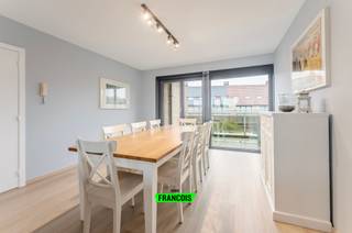 Op een boogscheut van het centrum van De Haan, namelijk in de Goudfazantlaan 12, vinden we dit leuke, opgefriste duplex appartement terug. Een ideale locatie voor wie graag in een rustige straat woont maar op wandel- en fietsafstand van handelszaken, bakkers, slagers en nabij de zeedijk. <br /><br />Bij het betreden van het appartement wordt u onmiddellijk verwelkomd in de aangename en lichtrijke leefruimte. De grote raampartijen zorgen voor een overvloed aan natuurlijk daglicht en creëren een open en uitnodigende sfeer. De leefruimte sluit naadloos aan op de open keuken (met aparte berging), waardoor een gezellige woonomgeving ontstaat. In de inkomhal hebben we ook nog een aparte toilet.<br /><br />Een absolute troef van deze duplex zijn de twee ruime terrassen. Zowel aan de voorzijde als aan de achterzijde van het appartement beschikt u over een buitenruimte die rechtstreeks toegankelijk is vanuit de woonkamer. Hierdoor kunt u op elk moment van de dag genieten van de zon of juist kiezen voor een rustig plekje in de schaduw. <br /><br />Op de bovenste verdieping bevinden zich drie ruime slaapkamers en een recent gerenoveerde badkamer uitgerust met toilet, dubbele lavabo en inloopdouche.<br /><br />Extra troef: er is mogelijkheid tot aankoop van een garagebox aan €45.000,00. (niet verplicht)<br /><br />Er is geen renovatieverplichting, waardoor u zonder zorgen kunt intrekken of verhuren. Bovendien is het appartement asbestveilig.<br /><br />Bent u op zoek naar een instapklaar appartement of een zonnig tweede verblijf aan zee met mooi uitzicht en ruim terras?<br /><br />Contacteer Victor via victor@immofrancois.be of 0470 64 60 28 voor meer informatie of een bezoek ter plaatse.<br /><br />