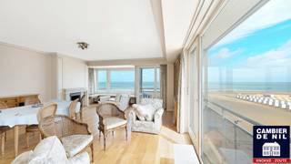 <p>Geniet van een uitzonderlijk zeezicht dat reikt tot in Nederland in dit ruime appartement van 155 m². Dit hoekappartement combineert een prestigieuze locatie met een indrukwekkende lichtinval en een panoramisch uitzicht op de Noordzee.</p>
<p>Bij binnenkomst verwelkomt een elegante inkomhal met vestiaire en gastentoilet u. De royale woon- en eetkamer biedt een adembenemend zicht op de zee, terwijl de keuken perfect aansluit op het woongedeelte. Het appartement telt drie volwaardige slaapkamers en een charmante kinderkamer, allen met zijdelings zeezicht, aangevuld met drie moderne badkamers en/of doucheruimtes.</p>
<p>Dit is een zeldzame kans om te wonen op een toplocatie in het Zoute, waar comfort, ruimte en spectaculair uitzicht samenkomen.</p>