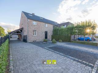<strong>HALFVRIJSTAANDE WONING MET ZWEMVIJVER EN POOLHOUSE OP EEN PERCEEL VAN 12A49CA TE STOKKEM.<br /></strong><br /><strong>TROEVEN</strong><br />- Rustig gelegen halfvrijstaande woning op een ruim perceel van 12a49ca.<br />- Ruime woning, volledig onderkelderd en 4 slaapkamers.<br />- Aangelegde, volledig omheinde tuin met zwemvijver en poolhouse.<br />- Energielabel B. <br />- Zonnepanelen.<br /><br /><strong>KELDERVERDIEPING </strong>(10,00m x 4,55m + 11,25m x 3,20m)<br />- Volledig onderkelderd met inpandige garage met sectionale poort.<br /><br /><strong>GELIJKVLOERS</strong><br />- Inkomhal (1,40m x 1,82m = 2,55m²): tegelvloer.<br />- Woonkamer (4,55m x 5,70m + 3,35m x 2,40m = 34,34m²): gezellige zitruimte, houtkachel, doorgang naar veranda, parketvloer.<br />- Keuken (3,20m x 5,25m = 16,80m²): ingericht met onder en bovenkasten, lades, 5-pits gasvuur, mircogolf oven, combi-oven, vaatwasser, koelkast, dampkap, tegelvloer.<br />- Toilet (1,82m x 0,90m = 1,64m²): hangtoilet en lavabo, tegelvloer.<br />- Bureau (1,50m x 2,05m + 3,20m x 3,80m= 15,23m²): maatwerk ingericht met bureau en vaste onder- en bovenkasten, tegelvloer.<br />- Berging (2,00m x 1,82m + 2,20m x 1,00m = 5,84m²): lavabo, doorgang naar kelder, tegelvloer.<br />- Veranda (4,40m x 4,40m = 19,36m²): mooi zicht naar tuin, tegelvloer.<br />- Sas (1,55m x 2,05m = 3,18m²): inkom, tegelvloer.<br /><br /><strong>VERDIEPING +01</strong><br />- Overloop (4,15m x 2,00m = 8,30m²): laminaatvloer.<br />- Badkamer (3,05m x 3,05m = 9,30m²): ingericht met dubbele lavabo, onderkast met lades, inloopdouche, ligbad, toilet, tegelvloer.<br />- Slaapkamer 1 (3,60m x 4,15m + 3,20m x 1,78m = 20,63m²): slaapkamer met inloopdressing, maatkasten, laminaatvloer.<br />- Slaapkamer 2 (3,85m x 3,60m = 13,86m²): laminaatvloer.<br />- Slaapkamer 3 (3,85m x 4,15m = 15,98m²): laminaatvloer.<br /><br /><strong>VERDIEPING +02</strong><br />- Slaapkamer 4 (7,90m x 6,00m = 47,40m²): ingericht met gezellige zithoek, slaapkamer en bureau, maatwerk, lavabo, laminaatvloer.<br /><br /><strong>EXTERIEUR</strong><br />- Beklinkerde oprit met automatische toegangspoort.<br />- Carport.<br />- Inrit inpandige garage via achterzijde van de woning. <br />- Aangelegde en volledig omheinde tuin met zwemvijver.<br />- Poolhouse (7,00m x 4,00m = 28,00m²) ingericht met keuken, houtkachel, douche én toilet.<br /><br />Bekijkt u deze advertentie via een aanverwante vastgoedsite, surf dan zeker naar onze website www.N78vastgoed.be voor een uitgebreide beschrijving en foto's. Meer info: +32 (0)89 86 18 88 of info@N78vastgoed.be.