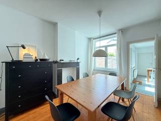 Deze leuke woning beschikt over een inkomhal, een aangename leefruimte en een volledig ingerichte keuken. Verder zijn er twee ruime slaapkamers, een badkamer uitgerust met een ligbad, douche, lavabo en toilet, een afzonderlijk gastentoilet, een praktische berging en een gezellig terras waar u in alle rust kunt genieten.<br /><br />Extra informatie:
<ul>
<li>EPC: 174 kWh/m²/jaar</li>
<li>Uitstekende bereikbaarheid via tram, bus, E17 en E40</li>
<li>Beschikbaar vanaf 1 oktober 2026</li>
<li>Maximale bezetting: 3 personen</li>
</ul>
Interesse? Stuur ons gerust een e-mail om een bezoek in te plannen.<br />We helpen u graag verder!
