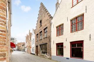 Handelshuis, gesitueerd op de Korte Vuldersstraat, centraal en rustig gelegen in de binnenstad van Brugge, onder de Sint-Salvator Kathedraal...