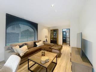 Deze ruime woning beschikt over zonnepanelen en vloerverwarming op het gelijkvloers. <br /><br />Indeling:<br />Gelijkvloers: <br />- Inkomhal met apart toilet<br />- Woonkamer (30 m²) <br />- Open keuken (12 m²) voorzien van inductie kookplaat, vaatwasser, frigo en combi-oven <br />- Garage (19 m²) met aansluiting voor wasmachine<br />- Ruime tuin (200m²) met terras<br /><br />1ste verdieping:<br />- Nachthal<br />- Badkamer (10 m²) voorzien van inloopdouche, ligbad en dubbele lavabo <br />- Apart toilet<br />- Slaapkamer 1 (14 m²)<br />- Slaapkamer 2 (13 m²)<br />- Slaapkamer 3 (10 m²) met dressing (7 m²)<br /><br />2de verdieping:<br />- Zolder met uitschuiftrap (35 m²)<br /><br />Algemeen: <br />- Huurprijs: € 1.300,00/ maand<br />- Beschikbaar vanaf: 01/01/2027<br /><br />Troeven: <br />- Rustige buurt<br />- Ruime tuin<br />- Gunstig EPC<br /><br />De snelste manier om een bezoek te brengen aan dit pand? Vraag je bezoek aan via de roze knop op onze website (www.dewaele.com) en je wordt gecontacteerd door onze verhuurexpert Broes.<br /><br />Telefonisch kunnen er geen afspraken gemaakt worden. Bij andere vragen kun je ons telefonisch contacteren via 050 444 999.
