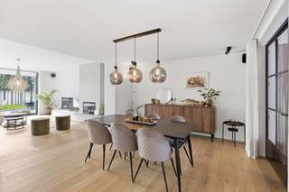 Ontdek deze schitterend gerenoveerde gezinswoning in het rustige Rollegem-Kapelle. Met een bewoonbare oppervlakte van 244 m² op een perceel van 482...