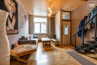 Deze woning bevindt zich op een uitstekende locatie, op slechts enkele minuten fietsen van het bruisende centrum van Gent. Dankzij de nabijheid van openbaar vervoer, winkels en diverse voorzieningen geniet u hier van een vlot bereikbare en aangename woonomgeving. Bovendien bevindt het Tondelierpark zich op slechts enkele honderden meters van de woning, ideaal voor wie graag geniet van groen en ontspanning in de directe omgeving.<br /><br />Bij het betreden van de woning komt u binnen in de inkomhal, die toegang biedt tot de leef- en eetruimte, aansluitend op de keuken. De woning beschikt over vier slaapkamers en een badkamer. Daarnaast is er een zolder aanwezig en een groene stadskoer.<br /><br />Met haar aantal slaapkamers en gunstige ligging is deze woning ideaal voor gezinnen die op zoek zijn naar een stadswoning met potentieel.<br /><br />Troeven<br /><br />-Centrale ligging<br />- 4 slaapkamers<br />-Geen renovatieverplichting<br />-Asbestveilig <br />-Recente condenserende ketel( VIESSMAN)<br /><br />Woning is vrij uiterlijk 6 maanden na akte.<br /><br />Contacteer Top Vastgoed voor een bezoek: 0475 700 700.