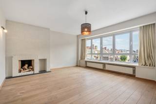 Dit lichtrijk appartement op de derde verdieping (lift aanwezig) bevindt zich op een ideale locatie, nabij het station Gent-Sint-Pieters en...