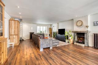 SMAAKVOLLE LANDELIJK-MODERNE HALFOPEN GEZINSWONING MET 3 SLAAPKAMERS, 2 BADKAMERS, RUIME INPANDIGE GARAGE EN TOFFE STADSTUIN TE GENK (BOKRIJK)Op de...