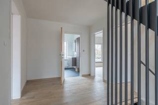 Duplex appartement met 4 slaapkamers vlakbij centrum Beerse.EPC: B-label | 197m² bewoonbaar | ZonnepanelenWe betreden het appartement via de...