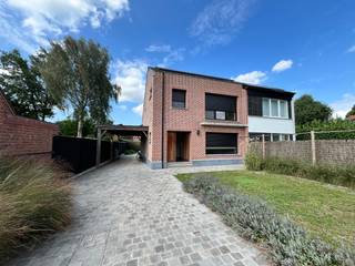 De woning beschikt over: inkomhal, toilet, woonkamer die aansluit op de volledige geïnstalleerde keuken en een ruime berging.Op de eerste verdieping...