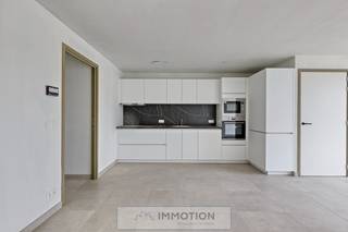 Boven de Albert Heijn winkel in de Kortrijkstraat te Zwevegem werd een kleinschalig woonproject met 4 moderne appartementen gerealiseerd.<br /><br />"Appartement 4" is een instapklaar appartement met 2 slaapkamers. Het combineert hedendaags comfort met een doordachte indeling: privaat tuintje/ terras, inkomhal, lichtrijke woonkamer met een open geïnstalleerde keuken die voorzien is van alle toestellen (AEG), nachthal, praktische berging, afzonderlijk toilet, badkamer met ligbad, douche en dubbele wastafel en 2 ruime slaapkamers.<br />Dit appartement met zonnige tuin en alle comfort staat klaar voor de eerste eigenaar!<br /><br />Duurzaamheid staat centraal, dit appartement is energiezuinig en futureproof dankzij de vloerverwarming, zonnepanelen, aluminium schrijnwerk en ventilatiesysteem type D.<br />Door het gebruik van deze innovatieve technieken behaalt het een E-peil van E30 of lager.<br /><br />De residentie biedt een afgesloten fietsenstalling, bezoekersparking en een gemeenschappelijke vuilnisberging.<br />Mogelijkheid tot aankoop van een grote gelijkvloerse garage.<br /><br />Er kan gekocht worden aan 6% BTW indien u voldoet aan de voorwaarden (o.a. eigen bewoning). Contacteer ons om hierover goed geïnformeerd te worden. <br />Voldoet ook aan alle vereisten voor een prima investering (verhuur)!<br /><br />Voor een persoonlijke afspraak of meer informatie kunt u rechtstreeks contact opnemen met Vincent op het nummer 0475 29 05 13 of stuur een mail naar vincent@immotion.be.