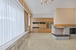 Bent u op zoek naar een appartement met mogelijkheden om volledig naar eigen smaak te renoveren? Dit hoekappartement, gelegen in de Campiniastraat...