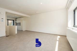 Bent u op zoek naar een instapklaar appartement waar ruimte, comfort en een moderne afwerking samenkomen? Dan zal dit prachtige triplex-appartement in een recente residentie u ongetwijfeld weten te bekoren.<br /><br />Gelegen in de rustige Zwaluwenstraat, op wandelafstand van winkels, openbaar vervoer en het strand, geniet u hier van een uitstekende ligging in een aangename woonomgeving.<br /><br />Bij het binnenkomen wordt u verwelkomd in een ruime en lichtrijke leefruimte met een open designkeuken, uitgerust met nieuwe kwaliteitsvolle toestellen.<br /><br />Dankzij de grote raampartijen baadt de woonkamer in het natuurlijke licht en heeft u rechtstreeks toegang tot het zonnige terras, waar u in alle rust kunt genieten van de namiddagzon. Op dit niveau bevinden zich bovendien een afzonderlijk gastentoilet en een praktische berging met aansluiting voor een wasmachine.<br /><br />Op de bovenverdieping vindt u een royale hoofdslaapkamer met een stijlvolle, moderne badkamer voorzien van een dubbele lavabo en een ruime inloopdouche. In het souterrain bevindt zich een tweede volwaardige slaapkamer met een raam dat uitgeeft op de binnenplaats, aangevuld met extra bergruimte en een private kelderberging. <br /><br />De residentie beschikt bovendien over een gemeenschappelijke fietsenberging en biedt de mogelijkheid om een garagebox in het gebouw te huren.<br /><br />Met een bewoonbare oppervlakte van 125 m², een gunstig EPC-label A (71 kWh/m²/jaar), individuele verwarming op aardgas en een onmiddellijke beschikbaarheid is dit appartement een uitstekende keuze voor wie op zoek is naar een comfortabele en energiezuinige woonst op een rustige locatie, vlak bij het bruisende centrum van Oostende.