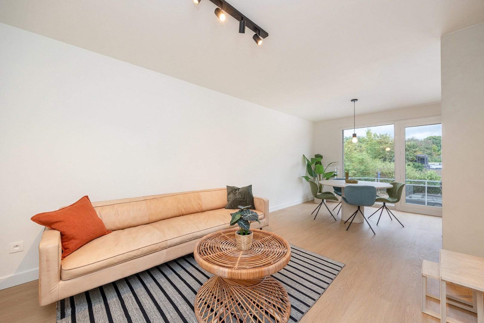 Luxueus gerenoveerd appartement met 2 slaapkamers en dubbele garage met oprit - foto 5