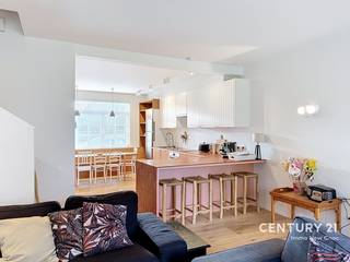 **Te Koop: Prachtige Woning in het Witte Kunstenaarsdorp Lissewege**<br /><br />Gelegen in het schilderachtige Lissewege, een van de meest betoverende kunstenaarsdorpen van Brugge, bieden wij u deze charmante woning aan. Gebouwd in 1937, straalt deze woning een unieke combinatie van historische charme en moderne gemakken uit.<br /><br />**Eigenschappen van de Woning:**<br />- **Slaapkamers:** 4 ruime slaapkamers, ideaal voor gezinnen of als creatieve ruimtes voor kunstenaars.<br />- **Badkamers:** 2 moderne badkamers, perfect voor comfort en privacy.<br />- **Perceeloppervlakte:** Met een perceeloppervlakte van 126 m² heeft u voldoende buitenruimte om te genieten van de rust en schoonheid van Lissewege.<br />- **Bewoonbare Oppervlakte:** De woning heeft een bewoonbare oppervlakte van 155 m², wat zorgt voor een comfortabele leefomgeving.<br /><br />De woning bevindt zich in een rustige straat, omringd door het schilderachtige landschap en de artistieke sfeer die Lissewege zo bijzonder maakt. Het dorp staat bekend om zijn witte gebouwen en charmante grachten, waardoor het een waar paradijs is voor liefhebbers van kunst en cultuur. U vindt er talloze ateliers, galerijen en gezellige cafés waar u kunt genieten van lokale lekkernijen.<br /><br />Met zijn uitstekende verbindingen naar het centrum van Brugge en andere nabijgelegen dorpen, is deze woning de perfecte uitvalsbasis voor wie het beste van twee werelden wil: de rust van het platteland en de levendigheid van de stad.<br /><br />Mis deze unieke kans niet om te wonen in een van de mooiste delen van België! Neem vandaag nog contact met ons op voor meer informatie of om een bezichtiging te plannen.