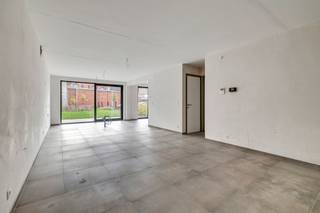 Voor meer info of een bezoek, bel 053 59 49 34 - In het centrum van Aalst bevindt zich dit charmevol nieuwbouwproject “De Kluys”. Deze toplocatie biedt u de kans om in het centrum te wonen, zonder de drukte te ervaren (eenrichtingsstraat). Binnen dit project worden er 13 entiteiten ontwikkeld, bestaande uit zowel éénslaapkamer, tweeslaapkamer als drieslaapkamer/penthouse appartementen. Deze <strong>BEN-appartementen</strong> zijn voorzien van warmtepomp, luchtdichte isolatie, vloerverwarming en zonnepanelen! De hoogwaardige materialen waarmee uw appartement wordt afgewerkt, kan nog naar eigen smaak worden gekozen! Aan de achterzijde van het gebouw bevinden zich de autostaanplaatsen of carports. <br /><br /><strong>*Prijs vermeld in de advertentie betreft prijs excl. BTW en kosten.</strong>