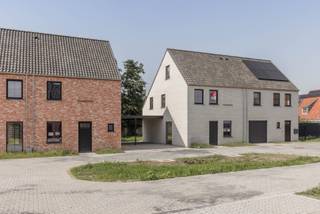 In een nieuwe en familievriendelijke wijk in Eernegem realiseerde Danneels deze stijlvolle gezinswoning in hedendaags op het lot 15.<br /><br />Deze ruime halfopen bebouwing heeft een open woonkamer met afgewerkte eilandkeuken, 4 ruime slaapkamers, ingerichte badkamer, veel bergruimte, oprit, carport en een omheinde tuin met gezellig terras.<br /><br />De ruwbouwwerken zijn voltooid en de woning kan binnenin verder worden afgewerkt volgens jouw smaak en wensen. Onze klantenbegeleider staat om dat voor jou te regelen. <br /><br />Deze zeer energiezuinige woning wordt uitgerust met een geothermische warmtepomp, vloerverwarming, ventilatie met warmterecuperatie en zonnepanelen.<br />