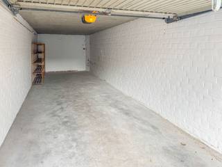 Dubbele garage met automatische poort. De garagebox is gesitueerd op de gelijkvloerse verdieping en voorzien van verlichting en een...