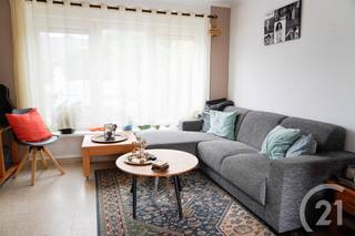 Deze half open bebouwing in het centrum van Itegem is zeer goed onderhouden. In de inkomhal, met praktische ingebouwde kasten, bevindt zich een apart...