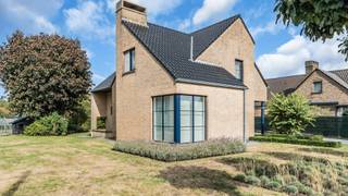 <p>Welkom op de Gribbenstraat 20 in As.<br /><br />Bent u op zoek naar een comfortabele gezinswoning met een aangename buitenruimte?<br />Dan is deze woning met een bewoonbare oppervlakte van 250 m², een dubbele garage en een mooi aangelegde tuin absoluut het ontdekken waard.<br /><br />Wilt u alvast een eerste indruk krijgen van deze woning?<br />Bekijk dan zeker ook onze videoreportage via volgende link: <br />https://player.vimeo.com/video/1223638882<br /><br />De woning werd gebouwd in 2001 en is gelegen op een perceel van 843 m².<br />Dankzij de aangename indeling en de ruime leefoppervlakte maken van deze woning dé ideale gezinswoning.<br />De verschillende leefruimtes zorgen voor een aangename woonbeleving, terwijl de houthaard een extra warme en sfeervolle toets toevoegt. <br />Er zijn 3 slaapkamers aanwezig en er is de mogelijkheid om de dressing om te vormen naar een extra slaapkamer.<br /><br />De aangelegde tuin biedt verschillende mogelijkheden om te ontspannen, te spelen of gezellig samen te zitten met familie en vrienden<br /><br />Daarnaast beschikt de woning over een ruime dubbele garage. Naast plaats voor twee wagens is er hier ook voldoende ruimte voor fietsen.<br /><br />De woning is rustig gelegen en biedt tegelijk een goede bereikbaarheid.<br />Lokale voorzieningen en belangrijke verbindingswegen bevinden zich in de nabije omgeving, waardoor u geniet van de nodige rust zonder in te boeten aan comfort en bereikbaarheid.<br /><br />Troeven:<br />✔ Rustig en aangenaam gelegen<br />✔ 3 slaapkamers met mogelijkheid tot een 4<sup>de</sup><br />✔ EPC label C - energiezuinig wonen <br />✔ Asbestveilig <br />✔ Zonnepanelen aanwezig<br />✔ Ruime garage voor 2 wagens <br />✔ Volledig onderkelderd<br />✔ Volledig aangelegde tuin, ideaal voor genieten en ontspannen<br />✔ Gezellige houthaard voor extra warmte en sfeer<br />✔ Aardgas aanwezig in de straat<br /><br />Indeling: <br /><br /><u>Kelder:</u> 145m²</p>
<ul>
<li>Volledig onderkelderd</li>
</ul>
<p><u>Gelijkvloers:</u> 145m²</p>
<ul>
<li>Inkomhal</li>
<li>Toilet</li>
<li>Bureaukamer </li>
<li>Eetkamer</li>
<li>Woonkamer</li>
<li>Keuken</li>
<li>Wasplaats </li>
<li>Terras</li>
<li>Garage</li>
</ul>
<p><u>Verdieping:</u> 105m²</p>
<ul>
<li>Nachthal</li>
<li>Toilet</li>
<li>2 badkamers</li>
<li>3 slaapkamers</li>
<li>1 dressing (mogelijke 4de slaapkamer)</li>
</ul>
<p>Documenten:<br />Het asbestattest, EPC en het inplantingsplan kan u eenvoudig downloaden in bijlage.<br /><br />Interesse in een bezichtiging?<br />Bel ons via 089 391 555 of mail naar info@frerevastgoed.be.<br /><br />*Opmetingen van de binnenmaten zijn indicatief en kunnen licht afwijken.</p>