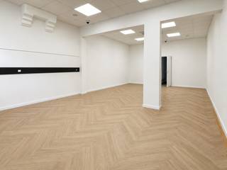 <p>Handelspand in de Ooststraat, hartje centrum Veurne.</p>

<p>Dit handelspand biedt een commerciële toplocatie in een levendige winkelstraat, ideaal voor wie zichtbaarheid en bereikbaarheid belangrijk vindt. Met een handelsruimte van 50 m² op het gelijkvloers en een badkamer, is het pand geschikt voor diverse activiteiten. De ligging in het historische centrum zorgt voor een constante stroom van voorbijgangers en klanten.</p>

<p>Belangrijkste ruimtes:<br />• Handelsruimte (50 m²) met etalagemogelijkheden<br />• Keukenruimte<br />• Bureel<br />• Badkamer met douche en toilet<br /><br />op het eerste verdiep<br />2 slaapkamers<br /> </p>

<p>Troeven:<br />• Centrale ligging in het commerciële hart van Veurne<br />• Praktische indeling met aparte bureelruimte<br />• Geschikt voor diverse handelsactiviteiten</p>

<p>Neem vandaag nog contact op met je ERA-makelaar voor een bezoek.<br /><strong>AANMELDEN OP DE ERA WEBSITE !</strong></p>

<p>JOUW DROOMHANDELSPAND. ZO GEVONDEN!</p>