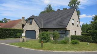 Prachtige villa-woning met 4 slaapkamers, TUIN en GARAGE ( plaats voor 2 wagens ) te huur in Loppem.Rustig gelegen in een residentiele en...