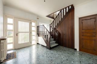 <strong>Karaktervolle woning op ruim perceel van 27 are te Oud-Turnhout</strong><br /><br />Deze charmante woning biedt de ideale combinatie van ruimte en comfort. Het huis is gelegen op een royaal perceel van maar liefst 27 are, perfect voor wie op zoek is naar een rustige, groene omgeving met veel mogelijkheden.<br /><br />Op de benedenverdieping betreed je de woning via de ruime inkomhal die toegang geeft tot de ruime leefruimte, die grenst aan een praktische keuken. Verder is er een ruime bureauruimte , ideaal voor thuiswerken of vrij beroep. De inpandige garage biedt voldoende ruimte voor je voertuigen of opslag.<br /><br />Op de eerste verdieping bevinden zich drie ruime slaapkamers, een badkamer, apart toilet en een zolderkamer die tal van mogelijkheden biedt, bijvoorbeeld als extra slaapkamer, hobbyruimte of kantoor.<br /><br />Ben je op zoek naar een woning met karakter en veel potentieel? Dan is deze woning zeker de moeite waard om te bezichtigen! Neem snel contact op voor meer informatie of een afspraak.<br /><br />Dit pand is onderworpen aan de renovatieverplichting van de Vlaamse overheid voor residentiële gebouwen (behoudens bij sloop binnen 5 jaar na de aankoop). Consulteer voor meer informatie de website van het Vlaams Energie- en Klimaatagentschap via https://www.vlaanderen.be/een-huis-of-appartement-kopen/renovatieverplichting-voor-residentiele-gebouwen