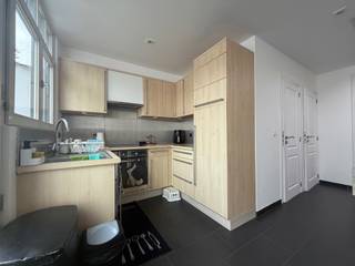 <p><strong>Woning met o.a. 3 slaapkamers en terras. Beschikbaar: 01/01/2027. EPC: 185 kWh/m² (Label B).</strong></p>
<p><strong>Ligging</strong><em><strong>:</strong></em><span> centraal gelegen met een vlotte verbinding naar zowel het centrum van Turnhout als de uitvalswegen richting omliggende gemeenten. Dichtbij alle belangrijke voorzieningen. Winkels, scholen en openbaar vervoer zijn op korte afstand bereikbaar.</span></p>
<p><strong>Indeling</strong><em><strong>:</strong></em><span> i</span>nkomhal, leefruimte, eetkamer met open keuken, wasplaats, apart toilet, 3 slaapkamers, badkamer, terras en kelder.</p>
<p><span><strong>Beschrijving</strong></span><em><strong>:</strong></em><strong> </strong><span>Deze woning in Turnhout beschikt over drie slaapkamers, een terras en praktische ingemaakte kasten. Winkels, scholen en openbaar vervoer liggen op korte afstand. Ook het centrum van Turnhout en de uitvalswegen naar omliggende gemeenten zijn vlot bereikbaar.</span></p>
<p><span>Via de inkomhal komt u in de leefruimte, met aansluitend de eetkamer en open keuken. De eetkamer is voorzien van ingemaakte kasten en een vaste eettafel en biedt rechtstreeks toegang tot het terras. De keuken is uitgerust met een koelkast, inductiekookplaat, dampkap en oven.</span></p>
<p><span>Op het gelijkvloers bevinden zich verder een apart toilet en een praktische wasplaats met aansluitingen voor een wasmachine en droogkast en ingemaakte kastruimte. De kelder biedt extra bergruimte.</span></p>
<p><span>Op de eerste verdieping vindt u twee slaapkamers, waarvan één met ingemaakte kasten. De badkamer beschikt over een ligbad, douche, wastafel met spiegelkast, toilet en bijkomende kastruimte.</span></p>
<p><span>De tweede verdieping omvat een ruime derde slaapkamer met ingemaakte kasten en een vast bureau.</span></p>
<p><strong><span>Beschikbaar vanaf:</span></strong><span> 1 januari 2027</span><br /><strong><span>EPC:</span></strong><span> 185 kWh/m² – label B</span></p>
