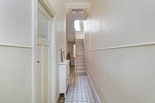 Deze leuke woning werd gerenoveerd met behoud van de authentieke elementen en biedt een gezellige thuis! De ligging nabij het centrum van...