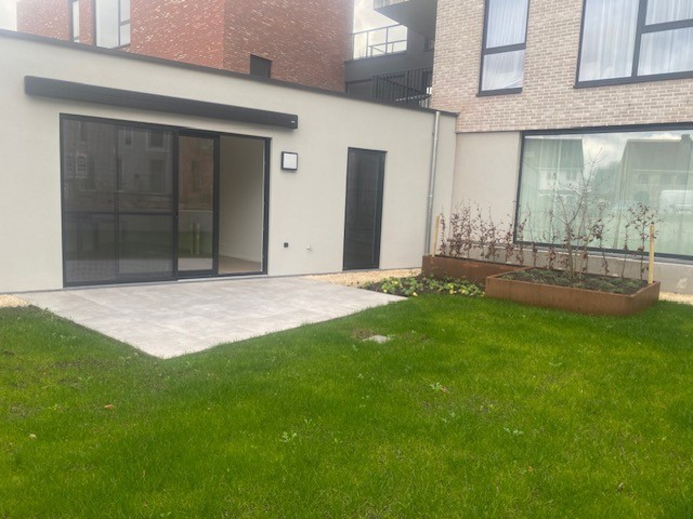 Gelijkvloers nieuwbouw appartement met terras en tuin - foto 1