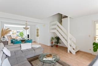 À la recherche d'une maison prête à emménager dans un endroit calme ? Cette charmante maison bien entretenue combine espace, lumière et convivialité de manière idéale. Située dans un quartier très calme dans une impasse, vous pourrez profiter de l'intimité et d'un environnement adapté aux enfants.<br /><br />En entrant, vous serez accueilli par un hall d'entrée avec des toilettes invités, dans un espace de vie lumineux et accueillant, qui se prolonge harmonieusement dans une annexe lumineuse - actuellement aménagée en espace salon supplémentaire, parfait pour se détendre ou recevoir des invités. Le jardin aménagé et confortable s'intègre parfaitement à cet espace, offrant une sensation agréable de l'intérieur vers l'extérieur. La cuisine est pratique et dispose d'un débarras adjacent, idéal pour un espace de rangement supplémentaire.<br /><br />À l'étage, vous trouverez trois grandes chambres (dont une avec un espace de rangement supplémentaire), parfait pour une famille ou pour ceux qui ont besoin d'un espace supplémentaire pour un bureau ou une salle de loisirs. La salle de bains est moderne et équipée de tout le confort.<br /><br />De plus, la maison dispose d'un garage intégré et d'une grande allée avec de la place pour plusieurs voitures. Beaucoup de places de parking gratuites devant la maison, y compris des bornes de recharge publiques pour une voiture électrique.<br /><br />En résumé : une maison lumineuse, spacieuse et prête à emménager dans un emplacement idéal pour ceux qui recherchent calme, confort et convivialité.<br /><br />Points forts :<br />3 grandes chambres<br />Garage intégré + grande allée<br />Emplacement très calme dans une impasse<br />Annexe lumineuse comme espace salon supplémentaire<br />Jardin aménagé et confortable<br />Salle de bains moderne<br />Débarras pratique à côté de la cuisine<br /><br />Découvrez la maison virtuellement :<br />https://my.matterport.com/show/?m=UX6E5LgxV9x<br /><br />Vous souhaitez découvrir cette maison ?<br />Contactez Gino Haeck<br />0491/10.27.33<br />gino@mondovastgoed.be