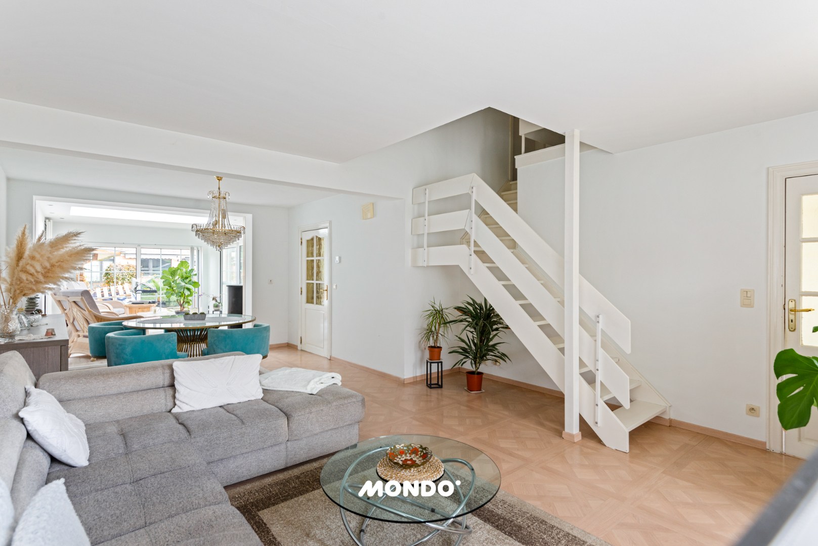 Ruime gezinswoning met 3 slaapkamers en lichtrijke aanbouw in een rustige doodlopende straat! - foto 4