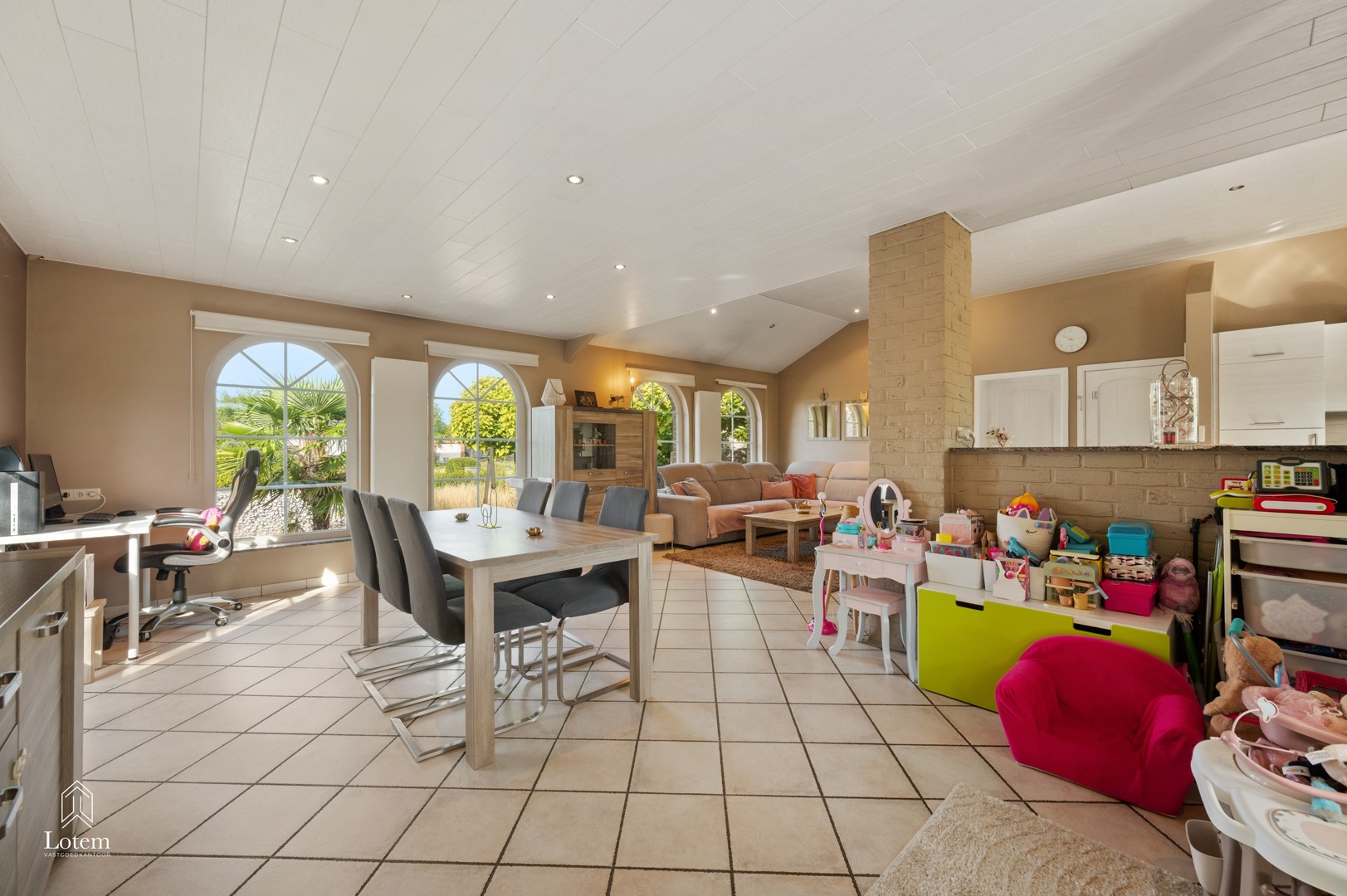 KARAKTERVOLLE SPLITLEVEL-VILLA OP 2.550 M² MET VOLLEDIG INGERICHTE TUINWONING - foto 4