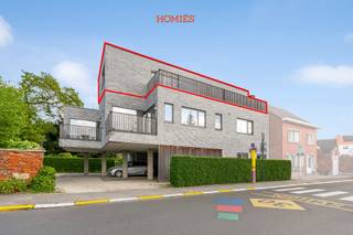 In de Gebroeders Massantstraat 15 bus 0201 in Herent bevindt zich dit ruime, onbemeubelde 2-slaapkamerappartement in een kleinschalig gebouw met slechts vier appartementen. Het pand werd gebouwd in 2017 en beschikt over een gunstig EPC-label A, wat zorgt voor een energiezuinige en comfortabele woonomgeving. Bij het betreden van het appartement op de tweede verdieping, kom je terecht in de inkomhal die toegang geeft tot de verschillende ruimtes. Zo vind je er een apart toilet, een praktische berging-en wasruimte, 2 slaapkamers aan de achterzijde en een badkamer met inloopdouche en dubbele lavabo. De hal leidt verder naar de open keuken met aansluitend een gezellige leef- en eetruimte. Vanuit deze leefruimte heb je toegang tot het ruime terras, dat gericht is naar het zuidwesten en dus een aangename lichtinval biedt. Het appartement is gelegen op korte afstand (300 m) van het treinstation van Herent en heeft een goede verbinding via hoofdzakelijk fietspaden met Leuven en in het bijzonder met UZLeuven (Gasthuisberg). Daarnaast is bij het appartement een staanplaats inbegrepen. De huurprijs bedraagt €1.290 per maand, aangevuld met €30 kosten voor het onderhoud van de parking en elektriciteit van de gemeenschappelijke delen. Elektriciteit, gas, water en internet dienen door de huurder zelf te worden afgesloten. Het appartement is beschikbaar vanaf 3 augustus 2026. Wenst u graag een bezoek of extra informatie? Aarzel dan zeker niet om contact op te nemen via info@homies.be!