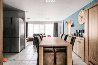 Op een uitstekende locatie te Putte bevindt zich dit ruim (97m2) gerenoveerd en energiezuinig appartement met twee slaapkamers en garagebox. U bevindt zich hier op wandelafstand van het centrum met supermarkten, eet-en drankgelegenheden, winkels, scholen en het openbaar vervoer. <br /><br />We betreden het appartement via de ruime leefruimte dewelke van veel lichtinval geniet door de grote raampartijen. Deze kunt u inrichten met een gezellige zithoek en een aparte eetplaats. Aangrenzend bevindt zich de ingerichte open keuken, voorzien van kwalitatieve toestellen. De hal geeft ons toegang tot twee ruime slaapkamers en de badkamer uitgerust met een lavabomeubel, douchebad en een toilet. Er is ook ruimte voor de wasmachine en droogkast voorzien. Ten slotte beschikt het appartement nog over een berging. Het dak is recent reeds gerenoveerd en u heeft recht tot toegang in de gemeenschappelijke tuin. De praktische garagebox is inbegrepen in de vraagprijs.<br /><br />Dit is een uitstekende opportuniteit als u op zoek bent naar een ruim (97m2), energiezuinig appartement op een centrale locatie. Tevens interessant voor starters of investeerders. Contacteer ons snel op het nummer 0480 66 14 77 voor meer informatie of neem een kijkje op www.boonstravastgoed.be. <br /><br />Bijzonderheden:<br />- Garagebox<br />- 2 slaapkamers<br />- Energiezuinig - EPC B