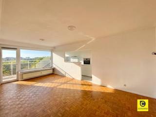 <p><span>Zonnig 1-slaapkamerappartement met ruim terras</span></p><p><span>Dit 1-slaapkamerappartement bevind zich op de 8ste verdieping in de geweldig gelegen en groene pulhofbuurt in Berchem.</span></p><p><span>Met horeca, winkels en openbaar vervoer allemaal bereikbaar is de ligging ideaal.</span></p><p><span>Invalswegen zijn vlakbij waardoor nabijgelegen steden gemakkelijk te bereiken zijn.</span></p><p><span> </span></p><p><span>Leefruimte en keuken</span></p><p><span>De ruime leefruimte is voorzien van enorm veel natuurlijk licht met dank aan de grote ramen.</span></p><p><span>De leefruimte loopt naadloos over in de vernieuwde keuken.<br />Deze is op aangename wijze gescheiden gehouden van de leefruimte maar geeft toch het gevoel van een open keuken.<br />Ze is uitgerust met een ingebouwde oven en een keramisch kookplaat, koelkast en vriezer. Verder is er nog een handige bergruimte aan verbonden.</span></p><p><span>Zowel de leefruimte als keuken geven uit op het zuid west gericht terras.</span></p><p><span> </span></p><p><span>Slaapkamer en badkamer</span></p><p><span>De nachthal die afgewerkt is met een speelse geblokte vloer brengt u naar de slaapkamer en badkamer.</span></p><p><span>De slaapkamer is voorzien van kasten en geniet van een rustgevend zicht.</span></p><p><span>De badkamer is dan weer uitgerust met een lavabo, ligbad met douchevoorziening en toilet.<br />Perfect voor uw dagelijkse routine.</span></p><p><span> </span></p><p><span>Huurprijs en beschikbaarheid</span></p><p><span>Huurprijs: €800,00 per maand</span></p><p><span>Maandelijkse kosten: €150,00 per maand - verbruik en onderhoud gemeenschappelijke delen + eigen verbruik CV en water</span></p><p><span>Beschikbaar: Onmiddellijk</span></p><p><span> </span></p><p><span>Extra troeven</span></p><p><span>- Openbaar vervoer binnen handbereik</span></p><p><span>- Gemeenschappelijke fietsenstalling</span></p><p><span>- Kelder aanwezig</span></p><p><span><br /><br /></span></p><p><span> </span></p>