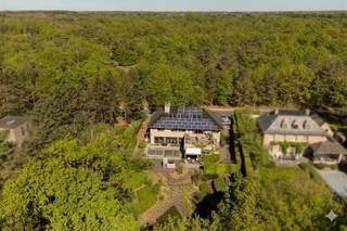 <p><span>Villa familiale exclusive avec piscine sur la Kesselse Heide.</span></p><p><span> </span></p><p><span>Cette villa familiale chaleureuse et à l'architecture bien pensée jouit d'une situation exceptionnelle en face de la magnifique Kesselse Heide, où la tranquillité, la nature et le luxe se côtoient harmonieusement.</span></p><p><span> </span></p><p><span>Ici, vous vivez au milieu de la verdure, avec un sentiment permanent de vacances, tandis que les écoles, les magasins, les transports publics et les routes de liaison ne sont qu'à une courte distance. À l'arrière, vous bénéficiez chaque jour d'une vue unique sur une nature immense et des moutons qui paissent —, une forme rare de paix et d'intimité.</span></p><p><span> </span></p><p><span>La villa a été entièrement conçue sur mesure en accordant une attention particulière à la lumière, à l'espace et à la vie de famille. De grandes fenêtres maximisent la sensation d'être à l'extérieur et créent une merveilleuse connexion entre les espaces de vie, le jardin et la piscine chauffée.</span></p><p><span> </span></p><p><span>Le cœur de la maison est la généreuse cuisine et l'espace de vie, où l'élégance et la convivialité se conjuguent parfaitement. La cuisine de haute qualité dispose de tout le confort imaginable : Quooker, four à air chaud et à vapeur, friteuse intégrée, double réfrigérateur et un garde-manger pratique. La cheminée à gaz d'ambiance complète le tableau.</span></p><p><span> </span></p><p><span>En outre, la maison dispose d'une salle de télévision/jeux séparée et d'un espace bureau élégant, qui peut être intégré ou fermé de manière flexible grâce à des portes coulissantes —, ce qui est idéal pour les familles et les bureaux à domicile.</span></p><p><span>Avec quatre chambres de taille normale, chacune équipée d'un dressing, trois salles de bains et quatre toilettes, chaque membre de la famille bénéficie d'espace et de confort. Le deuxième étage, entièrement meublé, sert actuellement de bureau, mais pourrait facilement être converti en chambres supplémentaires. La salle de sport actuelle offre également cette possibilité.</span></p><p><span> </span></p><p><span>Le sous-sol entièrement aménagé offre non seulement un espace de rangement exceptionnel, mais rend également toute la technologie parfaitement accessible.</span></p><p><span> </span></p><p><span>Rien n'a été laissé au hasard à l'extérieur non plus. La piscine chauffée, dont la terrasse et la couverture ont été rénovées, attire tous les regards. Le jardin récemment aménagé s'intègre parfaitement à la lande environnante. Pour les enfants, une cabane en bois unique avec toboggan, mur d'escalade et passerelle — les attend, un lieu où l'on se forge des souvenirs.</span></p><p><span> </span></p><p><span>Atouts supplémentaires:<br />• Label EPC A<br />• Conformité électrique<br />• 36 panneaux solaires + batterie domestique + station de charge<br />• Pompe à chaleur, chauffage par le sol & climatisation<br />• Système de ventilation D<br />• Système d'alarme, caméra’s & portail automatique<br />• Entièrement souterrain</span></p><p><span> </span></p><p><span>Une combinaison rare d'architecture, de confort familial, de durabilité et d'expérience de la nature dans un emplacement de choix à Nijlen.</span></p><p><span> </span></p>