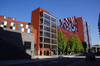 Bent u op zoek naar een veilige en rendabele investering zonder zorgen? Ontdek deze volledig gemeubelde studentenkamer in de prestigieuze residentie Waterview aan het Engels Plein in Leuven. De kamer bevindt zich op de 10de verdieping en biedt een prachtig uitzicht over de Leuvense vaart. Dankzij de uitstekende ligging, op slechts enkele minuten wandelen van het station en het stadscentrum, is deze bijzonder aantrekkelijk voor studenten.<br />De kamer is volledig bemeubeld en beschikt over een privatieve badkamer met douche, wastafel en toilet. Daarnaast zijn er een gemeenschappelijke keuken, een afgesloten fietsenberging en gemeenschappelijke daktuin aanwezig.<br />Wat deze investering écht zorgeloos maakt? Het volledige beheer wordt verzorgd door KU Leuven. Verhuur, onderhoud en administratie worden professioneel opgevolgd, waardoor je kan rekenen op stabiele huurinkomsten zonder enige moeite. De huurinkomsten worden trimestrieel uitbetaald en bedragen €1 189,82. <br />Daarnaast is het mogelijk om de kamer ter beschikking te stellen van uw zoon of dochter, mits dit tijdig aan KU Leuven wordt doorgegeven.<br />Kortom: een unieke investeringskans op een toplocatie met maximale verhuurbaarheid en minimale zorgen.