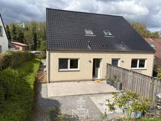 In de rustige Dornestraat 23A in Maaseik vind je deze charmante halfvrijstaande woning met drie slaapkamers, een inpandige garage en een gezellige tuin. Je geniet hier van comfortabel wonen op een aangename locatie, vlakbij het centrum, winkels en scholen.<br /><br />=> Gelijkvloers<br />- Inkomhal met gastentoilet met lavabo<br />- Ruime leefruimte met open keuken<br />- Keuken is praktisch ingedeeld en voorzien van het nodige comfort<br />- Achterinkom/berging wasplaats aansluitend bij de keuken <br /><br />=> Verdieping<br />- Overloop<br />- Drie slaapkamers, waarvan één gebruikt kan worden als dressing<br />- Betegelde badkamer met douche, toilet en enkele lavabo in badkamermeubel<br /><br />=> Kelder<br />- Opbergruimtes <br />- Inpandige garage <br /><br />=> Indeling <br />- Gelijkvloers: inkomhal met apart toilet, woonkamer met open keuken, berging/wasplaats<br />- Verdieping: overloop, drie slaapkamers, badkamer<br />- Kelder: inpandige garage, opbergruimtes