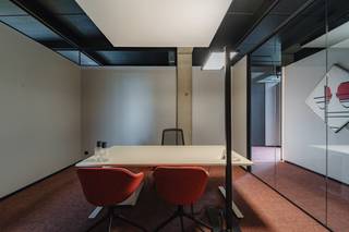 In het bedrijvencentrum V.Futurum bieden wij een moderne kantoorruimte te huur aan in Roeselare. Dit innovatieve bedrijfsvastgoed is ontworpen om ondernemingen te verbinden en samenwerking te stimuleren. Bent u op zoek naar een representatieve kantoorruimte te huur op een dynamische locatie? Dan biedt dit centrum de ideale uitvalsbasis voor uw onderneming.<br /><br />Het pand is uitstekend gelegen aan de Rijksweg in Roeselare, vlak bij het centrum. Dankzij deze strategische locatie kent de kantoorruimte te huur een vlotte verbinding met de belangrijkste uitvalswegen in de regio Roeselare.<br /><br />Oppervlakte: verschillende units beschikbaar van 14,8 m² tot 28 m².<br /><br />- Bemeubelde kantoren voorzien van ergonomisch afstelbaar meubilair<br /><br />- Individuele klimaatregeling en aangepaste verlichting per kantoor<br /><br />- Eigen, beveiligd netwerk per kantoorruimte<br /><br />- Onthaal met aanmeldmogelijkheden voor uw klanten<br /><br />- Sanitair per verdieping en een volledig ingerichte keuken met Miele-toestellen<br /><br />Aarzel niet om deze unieke kans te ontdekken. Bent u op zoek naar bedrijfsvastgoed bestaande uit een kantoor te huur in Roeselare? Aarzel dan niet om ons te contacteren op het nummer 051 21 22 23.<br /><br />Dit betreft een terbeschikkingstelling van kantoren met diensten.<br /><br />Bestuursmaatregelen in het maatregelenregister: nee